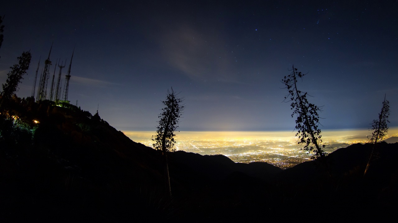 时间推移封锁拍摄闪闪发光的黄金城市土地从山上看到星空下的夜晚-洛杉矶，加州视频素材