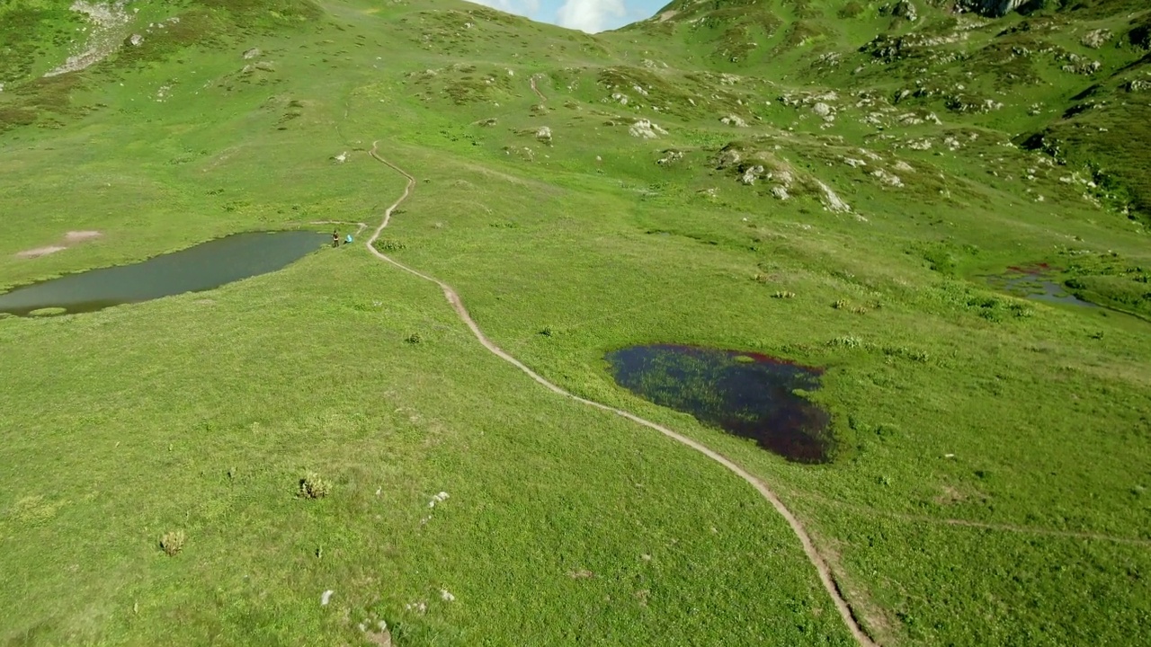 航拍山间的路标和湖泊视频素材