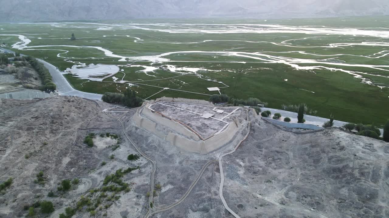 飞过中国新疆的石头城堡和湿地视频素材