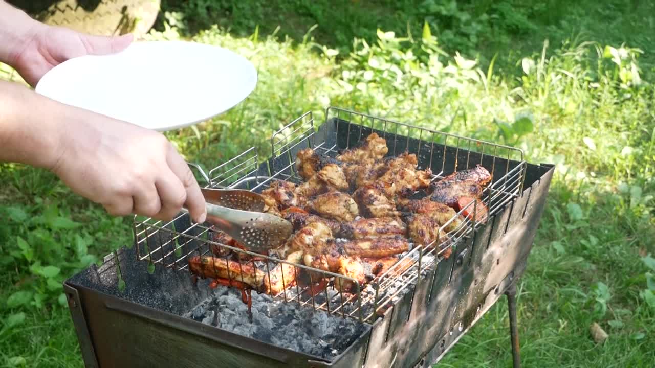 烤鸡放在白色的盘子上在露天炸鸡肉视频素材