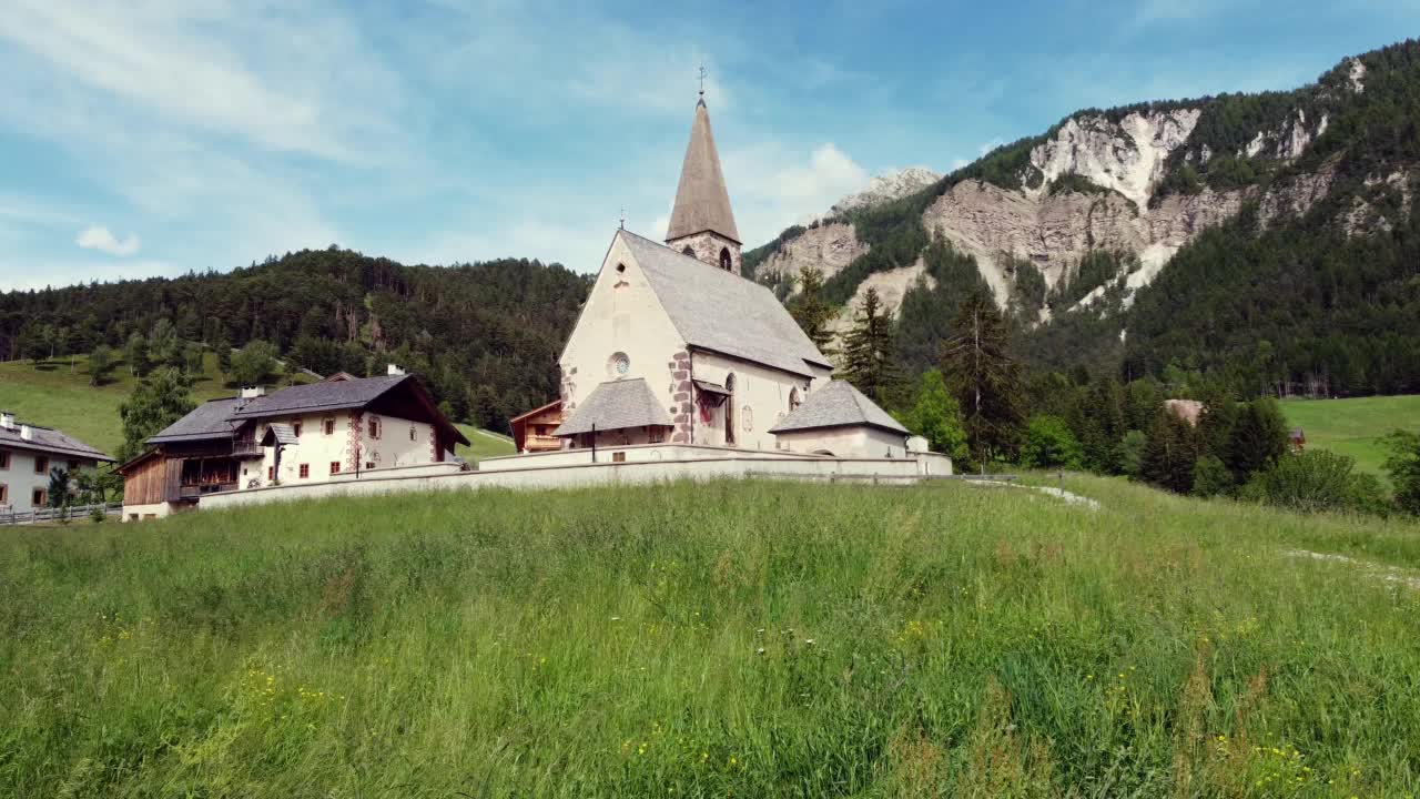 St Maddalena, Vall di Funes，无人机4k视角视频素材