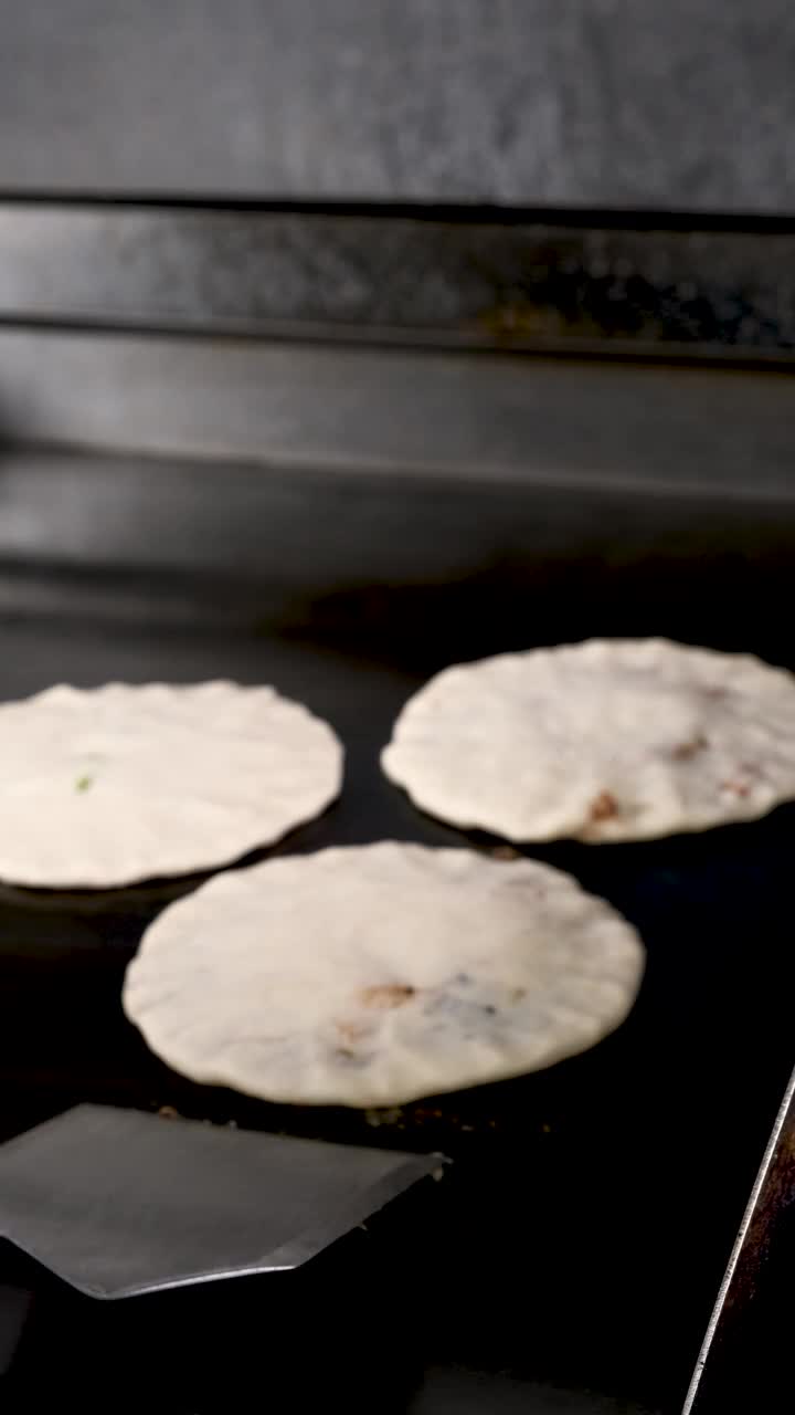 萨尔瓦多烤肉(pupusa salvadorena)视频素材