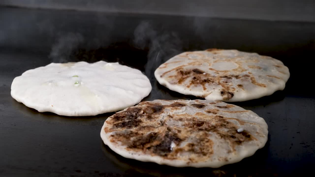 萨尔瓦多烤肉(pupusa salvadorena)视频素材