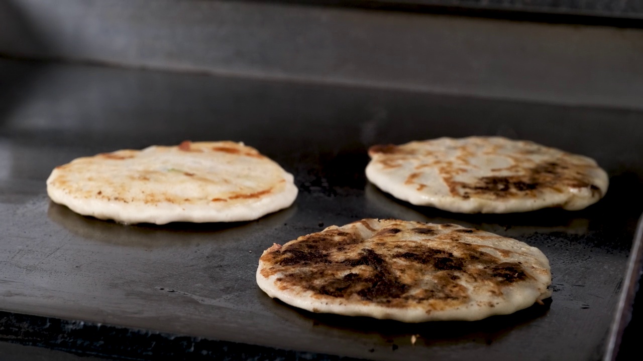 萨尔瓦多烤肉(pupusa salvadorena)视频素材