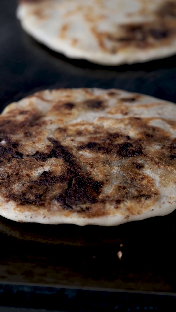 萨尔瓦多烤肉(pupusa salvadorena)视频素材