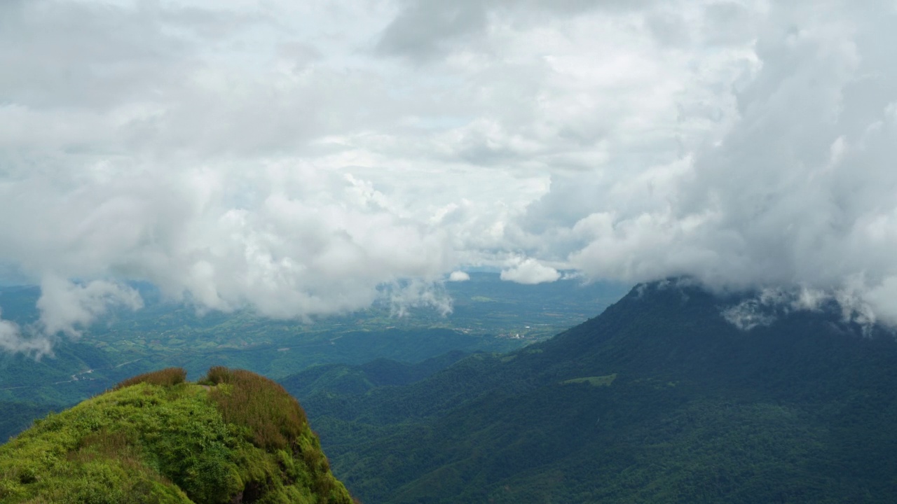 山雾飘过绿色雨林山脉视频素材