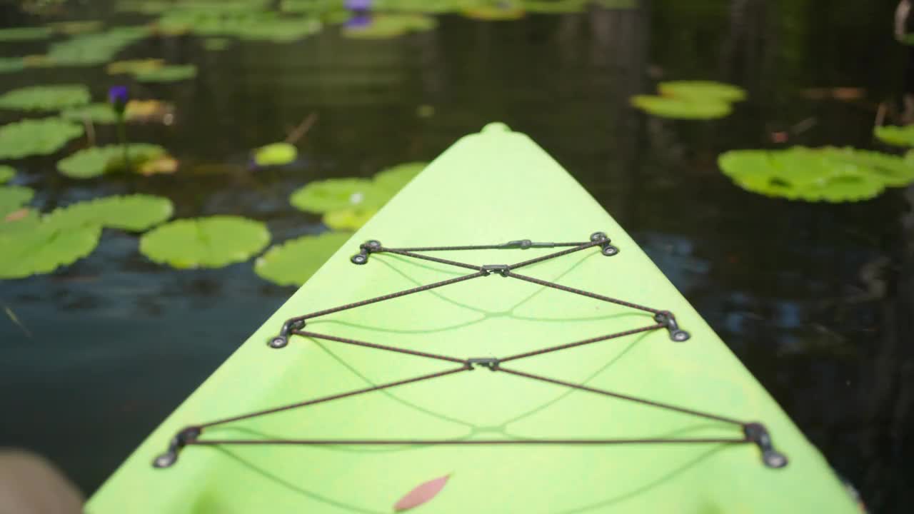 4K船的观点旅行者皮划艇在红树林。视频素材