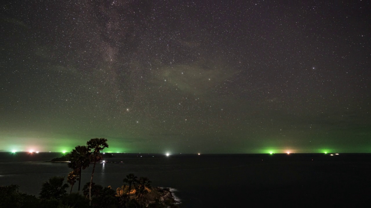 时间流逝4k，银河，一颗流星和一艘驶向普吉岛Phromthep海角的渔船。视频素材