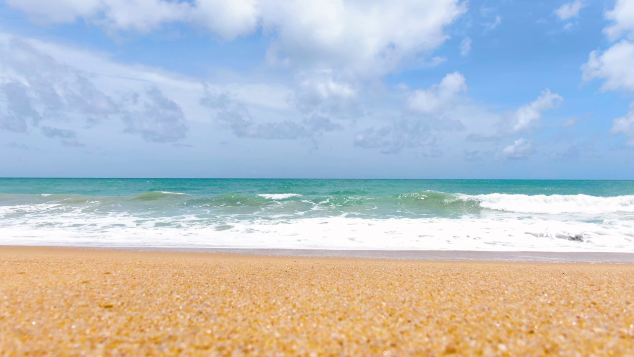 热带海滩绿松石海水波泡沫飞溅海岸夏季背景。视频素材