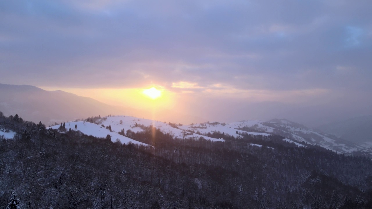 乌克兰喀尔巴阡山脉的雪景视频素材