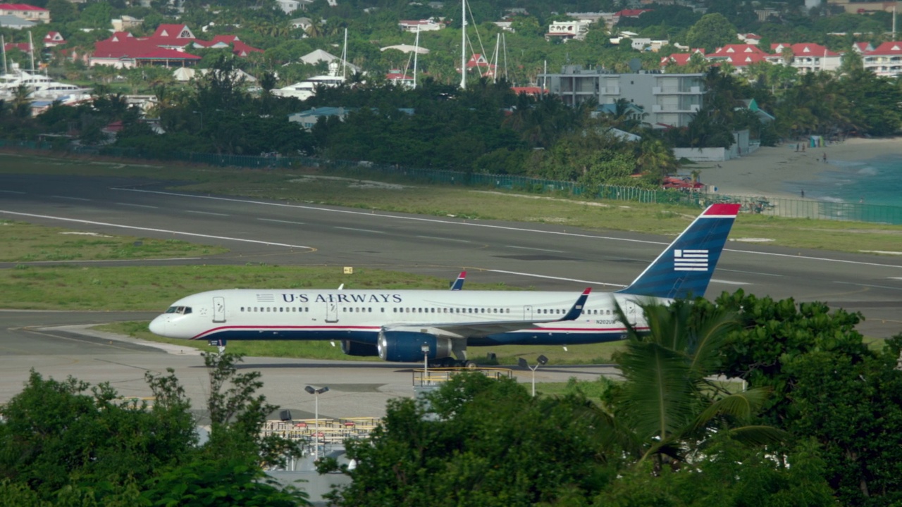 美国航空公司波音757在SXM /圣马丁滑行视频素材