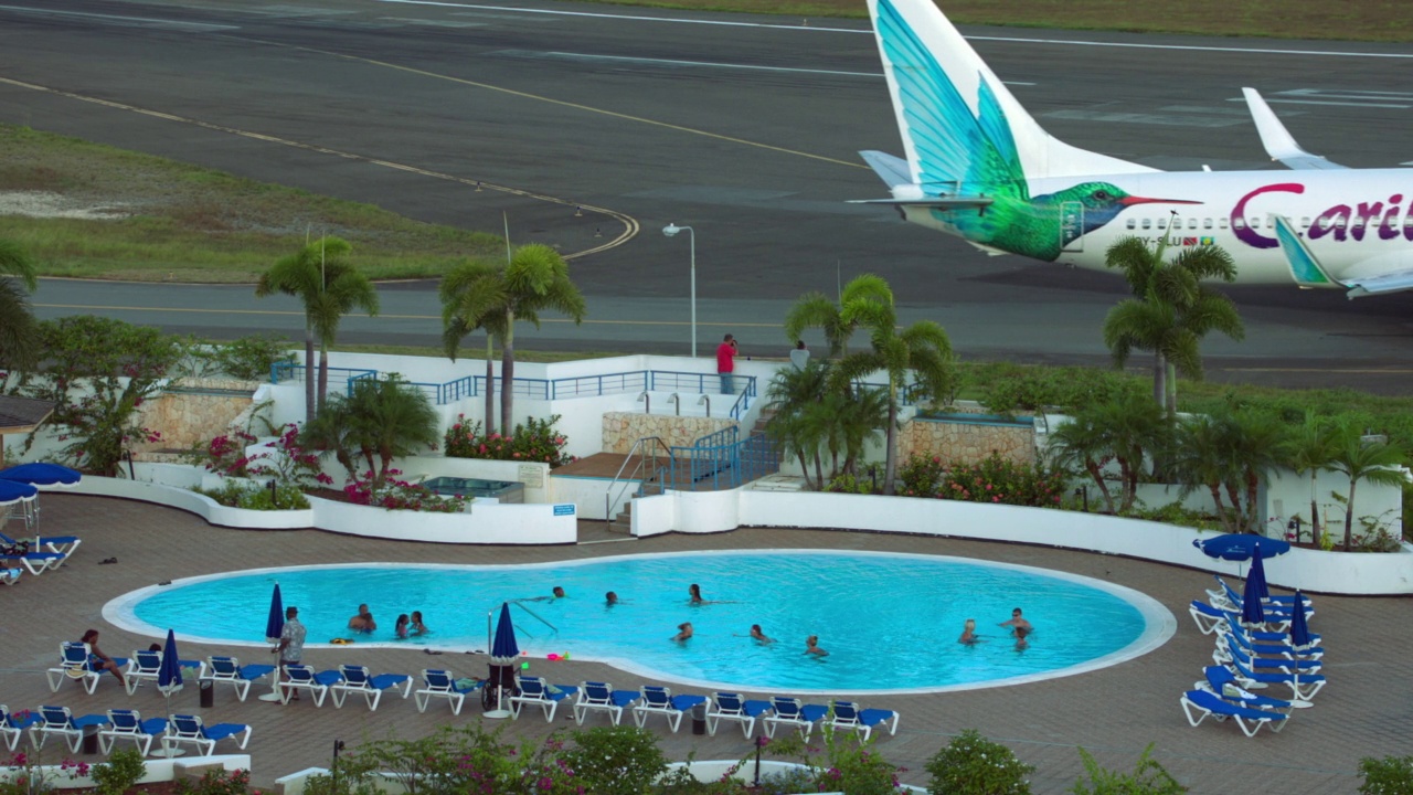 WS加勒比航空公司波音737在圣马丁的辛普森湾滑行视频素材