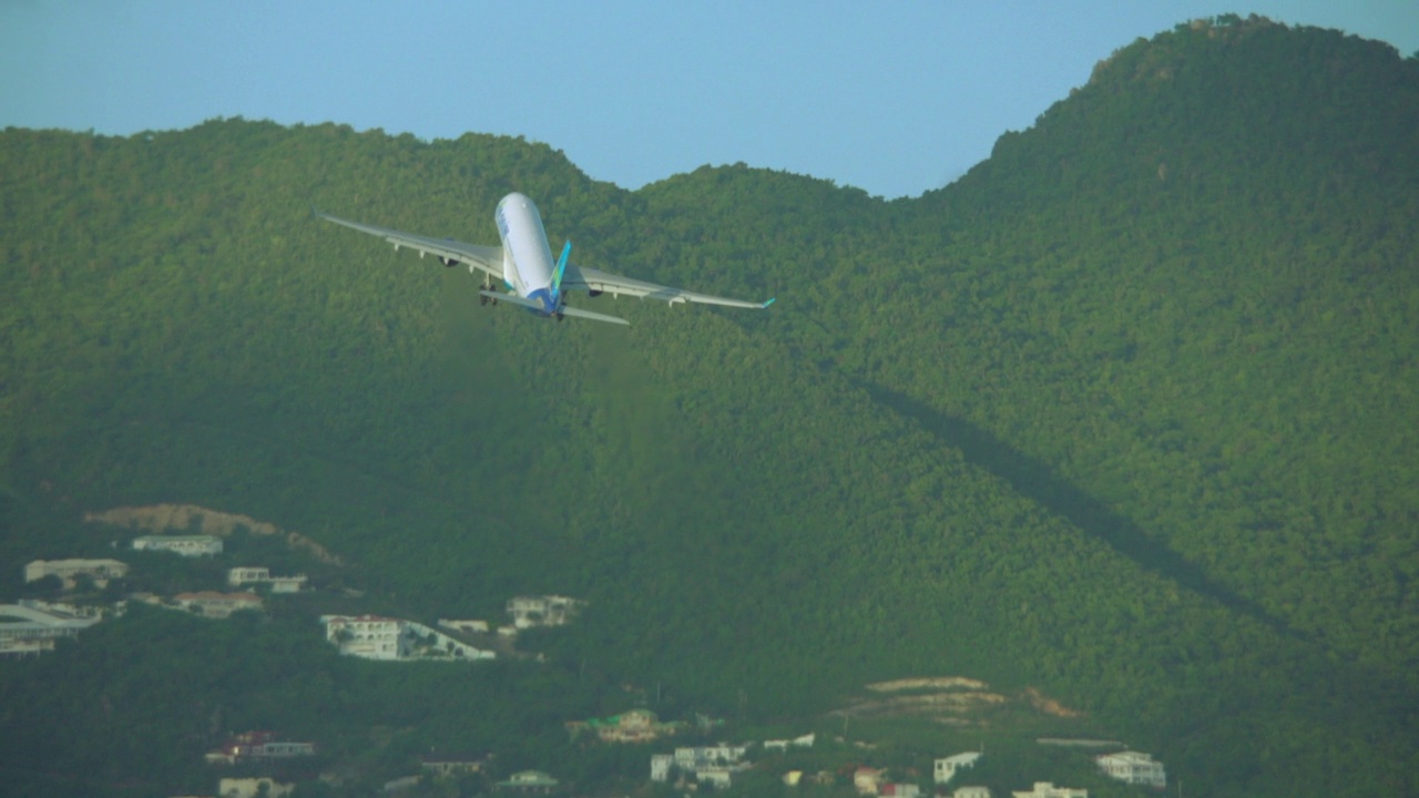 WS Air Caraibes空客A330在圣马丁西南航站起飞视频素材