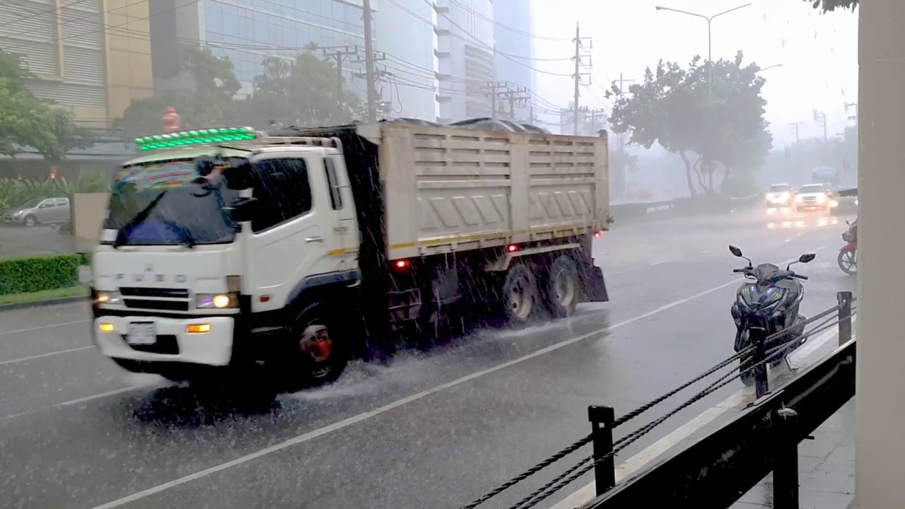 暴雨中的城市交通视频素材