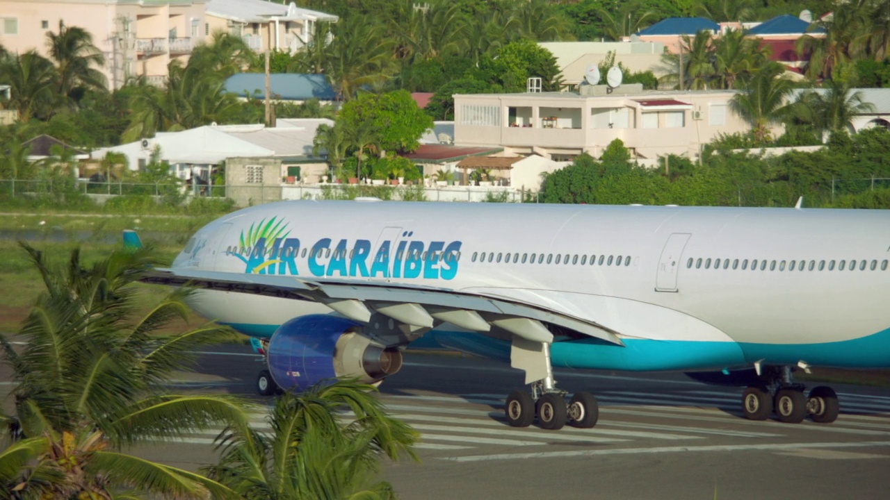 WS PAN TS Caraibes空中客车A330在SXM /圣马丁滑行视频素材