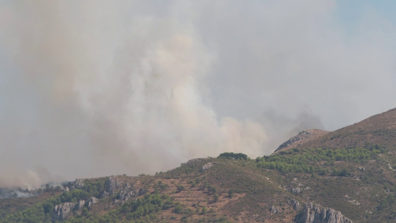 地中海森林山景与森林大火的烟和火。视频素材