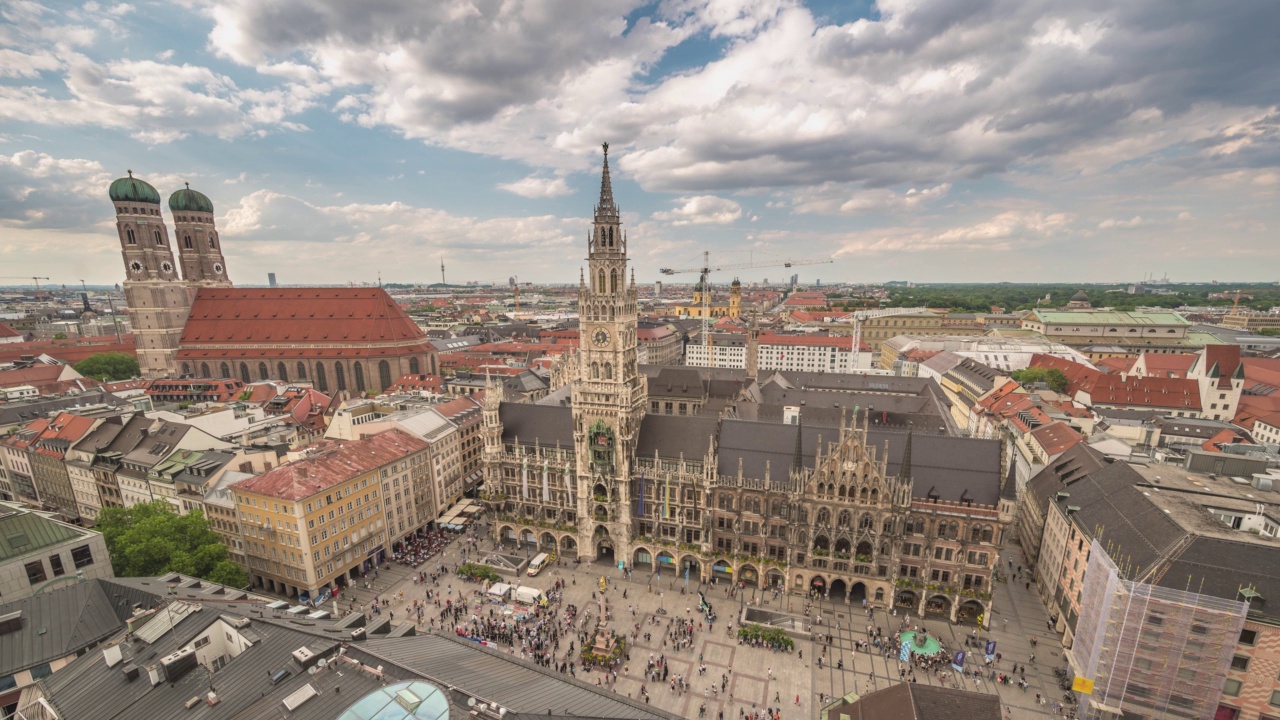 慕尼黑(MÃ¼nchen)德国时间推移4K，高角度查看城市天际线时间推移在Marienplatz新市政厅广场视频素材