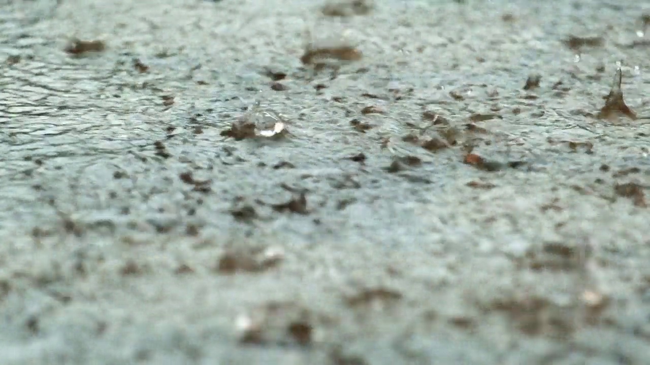 大雨在地面的特写视频素材