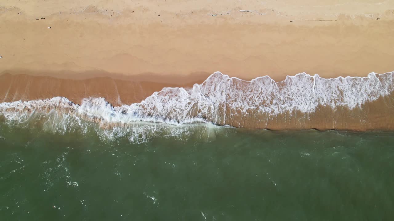 俯瞰沙滩和海浪视频素材