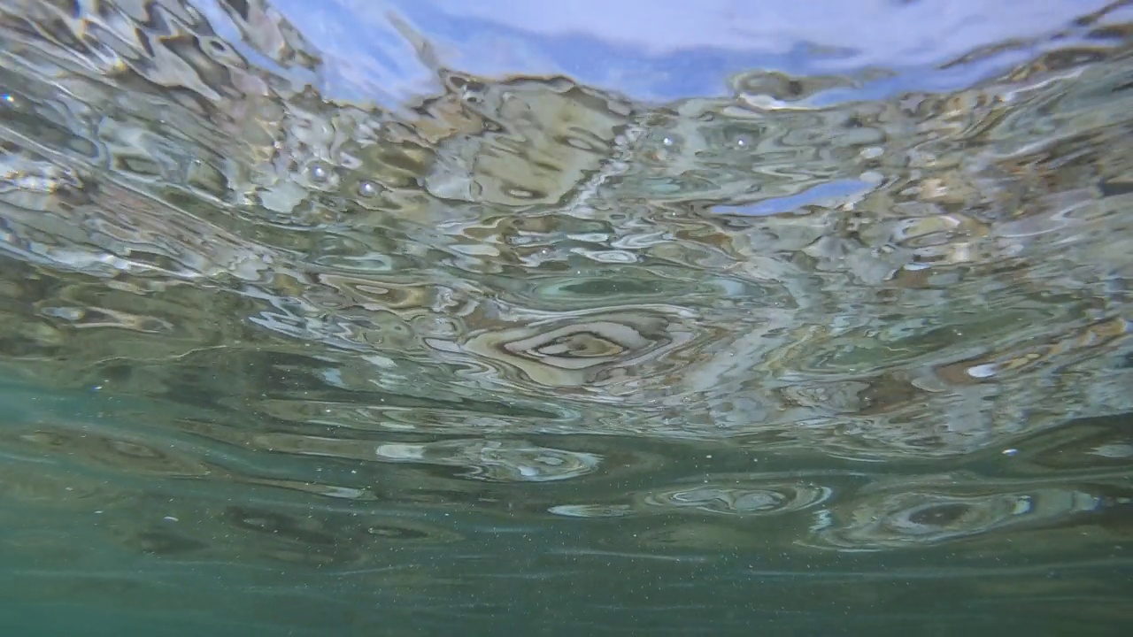 海水表面的水下镜头视频素材