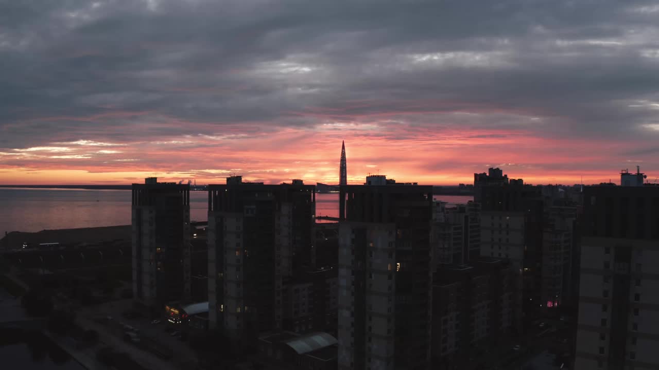 芬兰湾和摩天大楼后面的夕阳视频下载