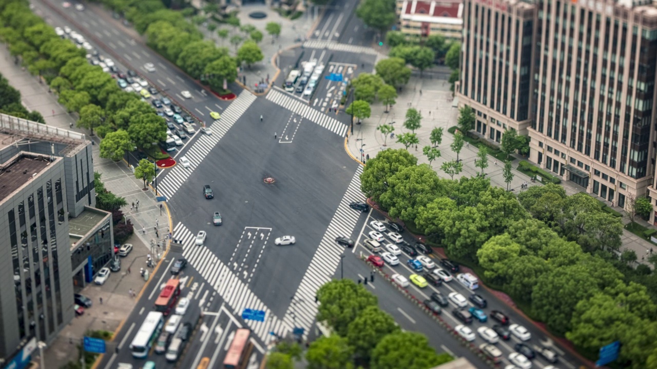 现代城市繁忙的十字路口视频素材