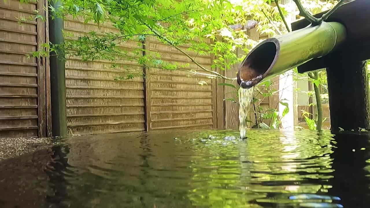 日本京都庭园筑白洗脸盆水声视频素材