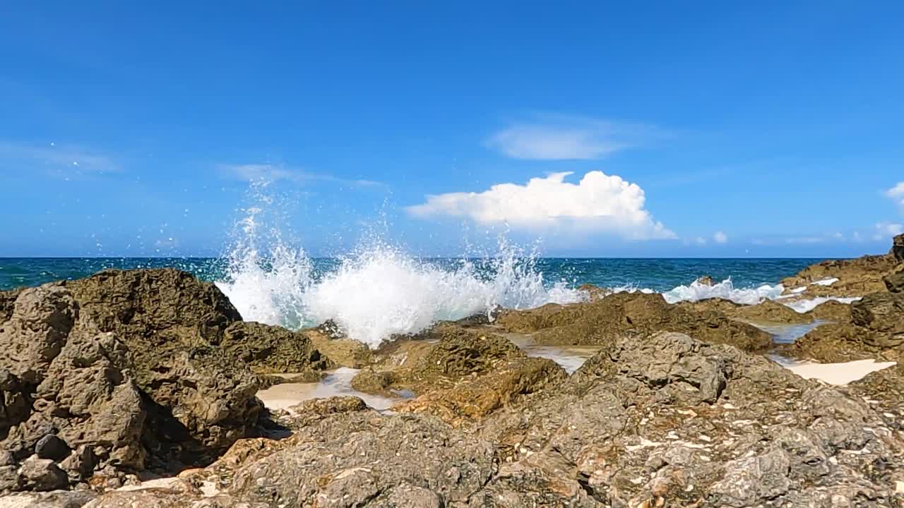 冲绳县宫古岛海浪冲击海岸千岛长崎海滩视频素材