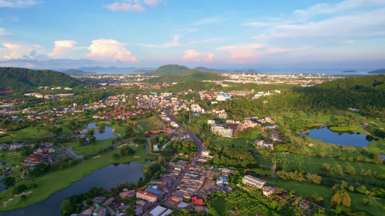 在泰国普吉岛卡图市的日落或日出山脉和道路，美丽的日落天空，交通镜头背景4K视频素材