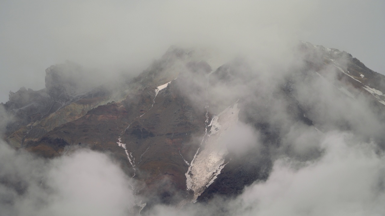 堪察加半岛的科里亚基火山锥顶的美丽景色。科里亚火山是登山、登山、登山运动的热门旅游目的地视频素材