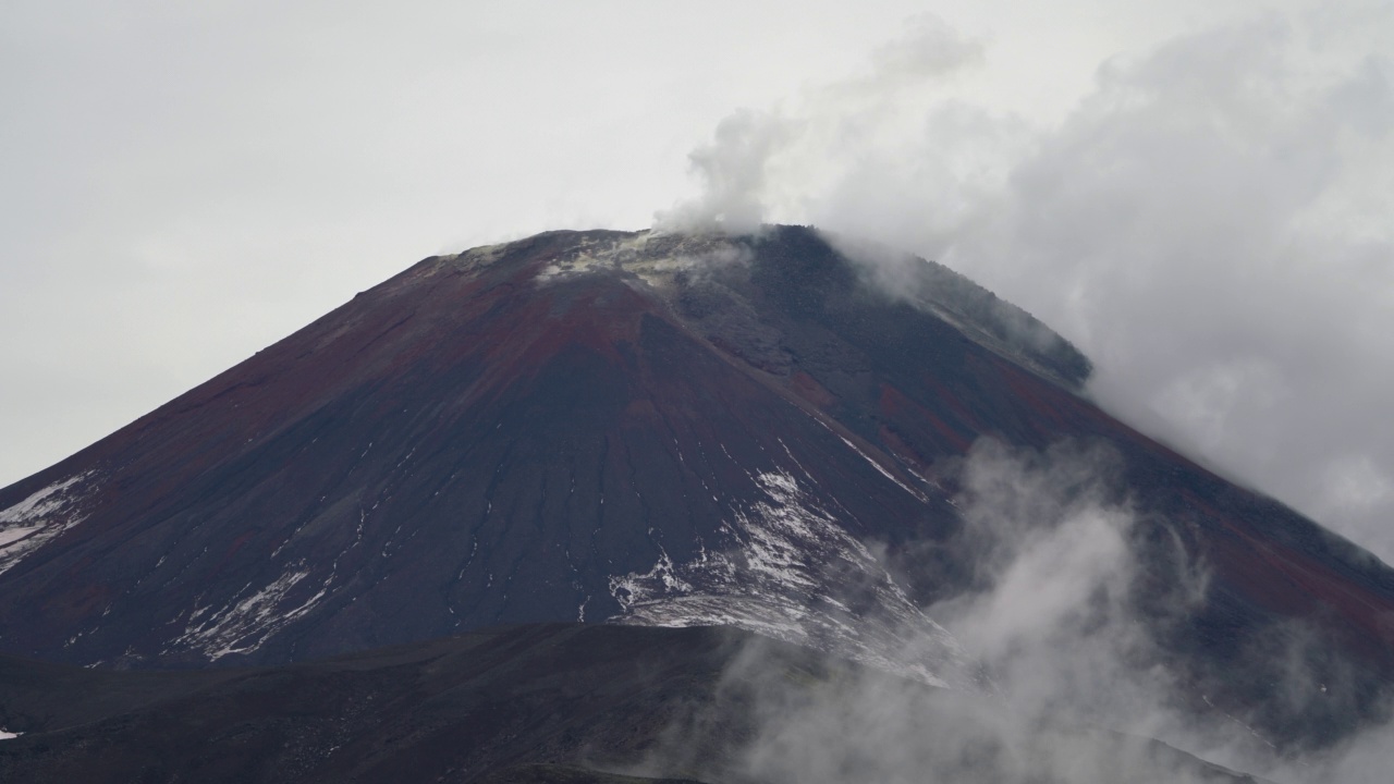 堪察加半岛的阿瓦查火山或阿瓦钦斯卡娅索普卡山顶锥的美丽景色。在活火山的火山口显示火山活动的火山景观的时间推移视图视频素材