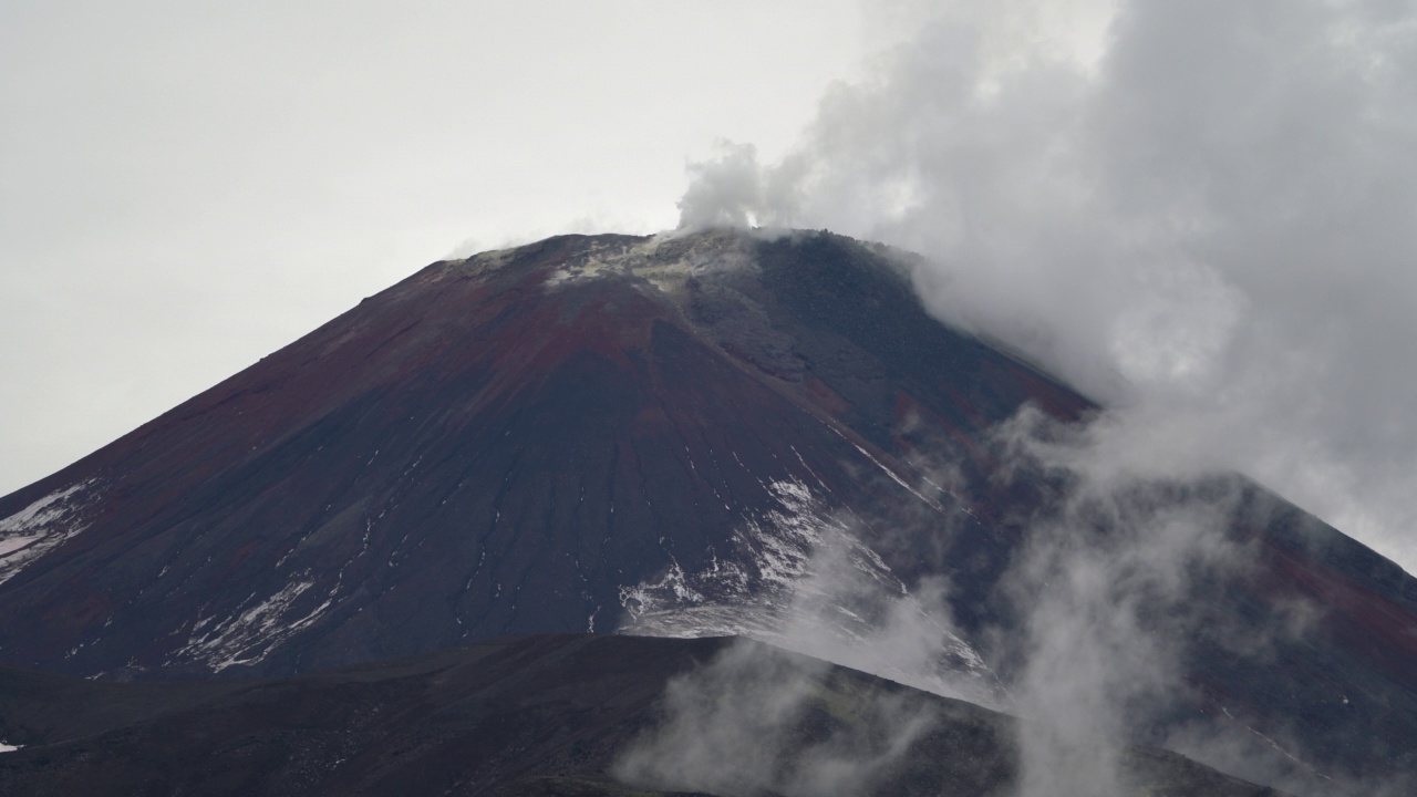 堪察加半岛的阿瓦查火山的峰顶锥。阿瓦钦斯基火山是一个很受欢迎的登山、登山运动的目的地视频素材