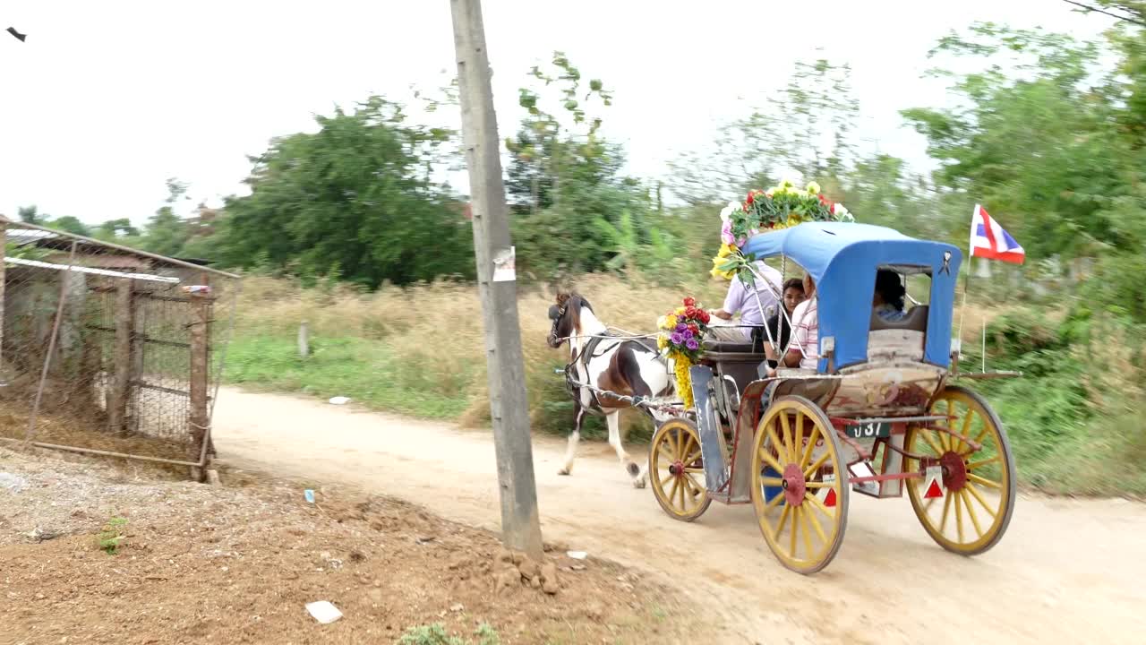 在泰国南邦的Phrathat Lampang Luang寺庙，亚洲家庭游客乘坐马车视频素材