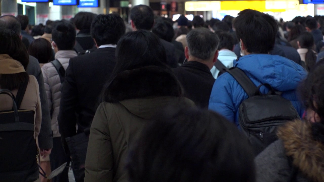 日本东京:一群人走在街上。缓慢的运动。视频素材