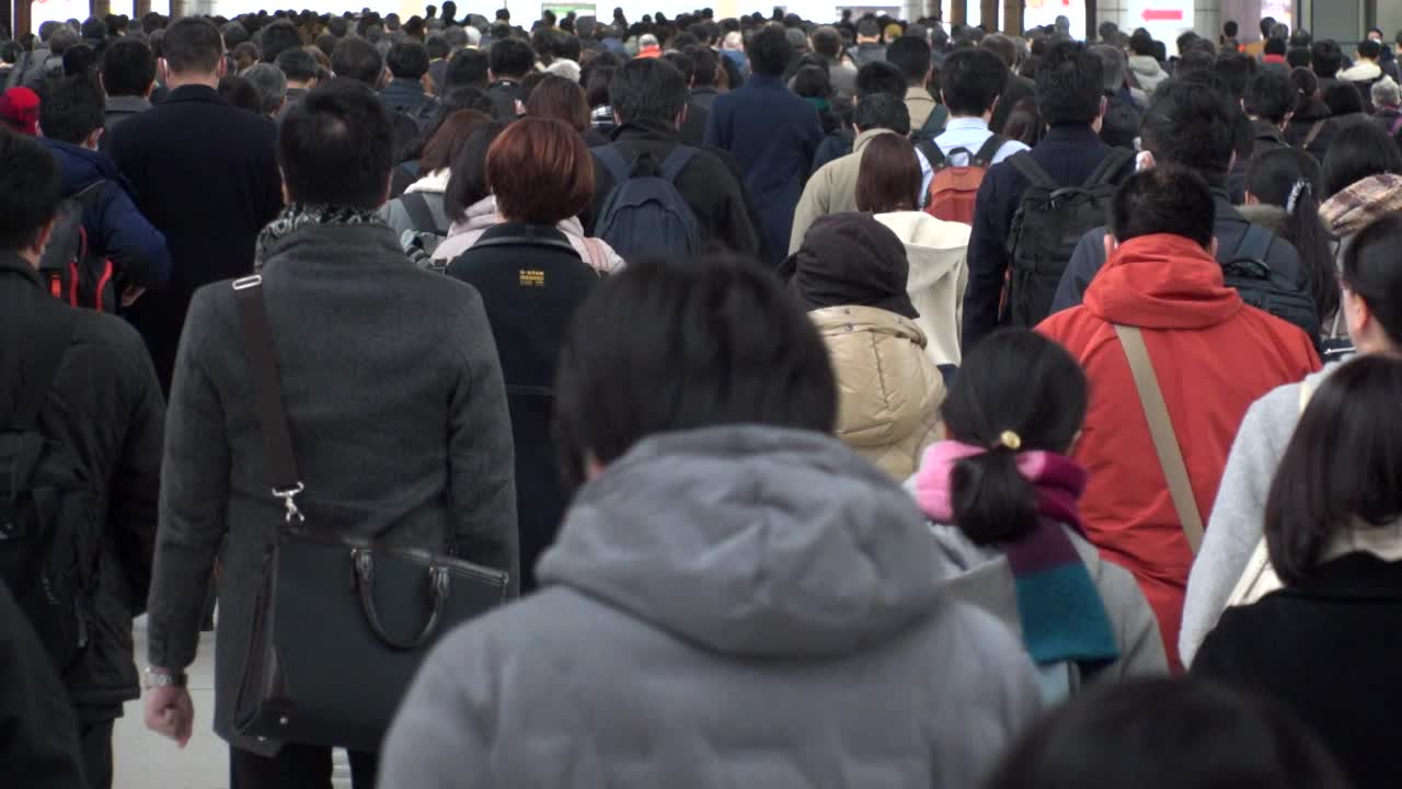 日本东京:一群人走在街上。缓慢的运动。视频素材