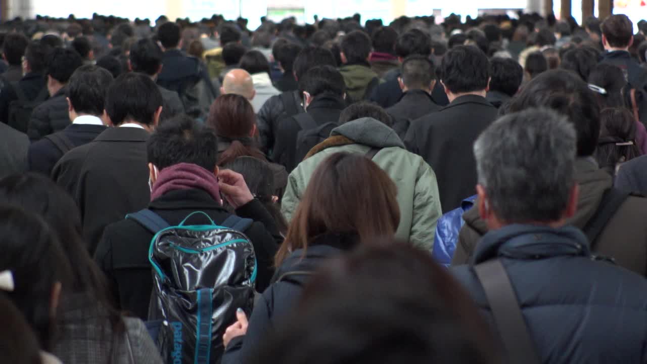 日本东京:一群人走在街上。缓慢的运动。视频素材