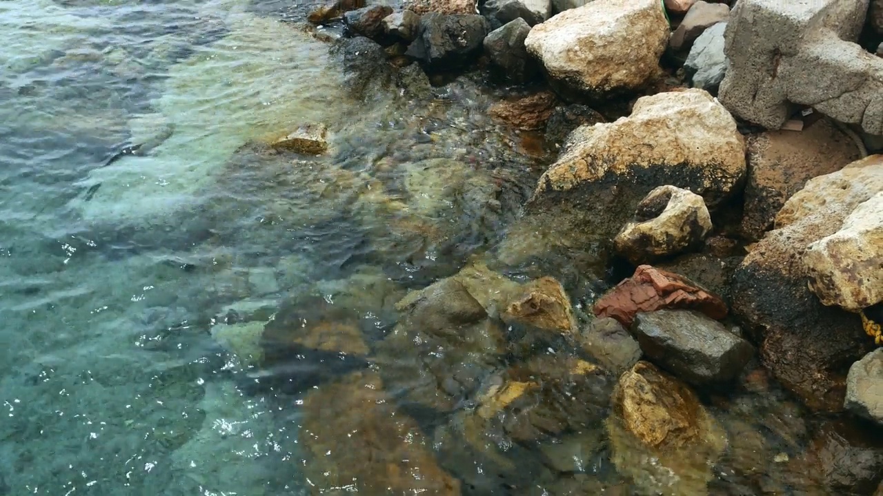 石海岸边有着美丽平静的海浪，清澈的海水。海景。视频素材