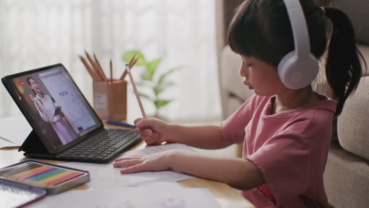 女学生在家与在线导师在线学习视频素材