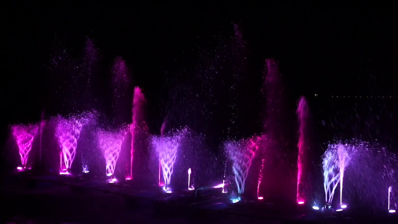 水厂在夜间的水面上，用射灯进行装饰和打彩。视频素材