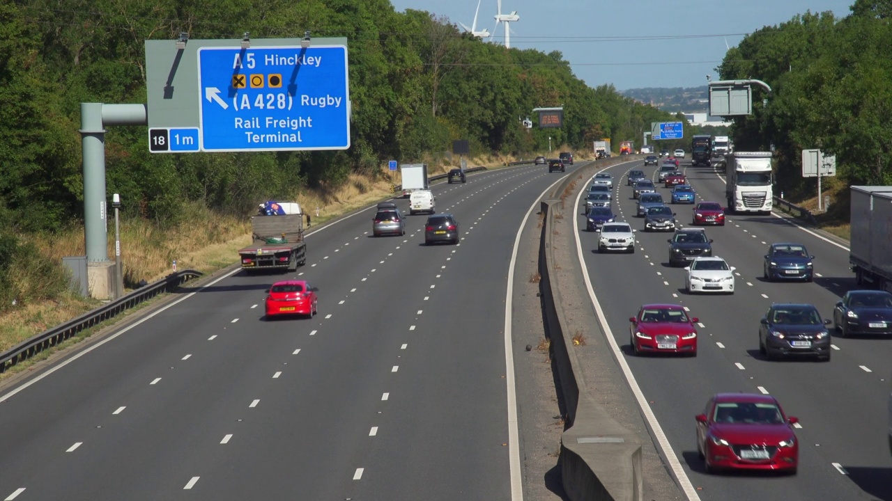 英国北安普敦郡M1智能高速公路上的道路交通视频素材