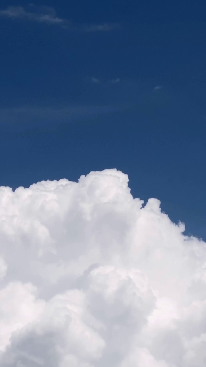 白色积雨云在夏日蔚蓝的天空中膨胀上升的垂直镜头。间隔拍摄的镜头。Cloudscape,日本视频素材