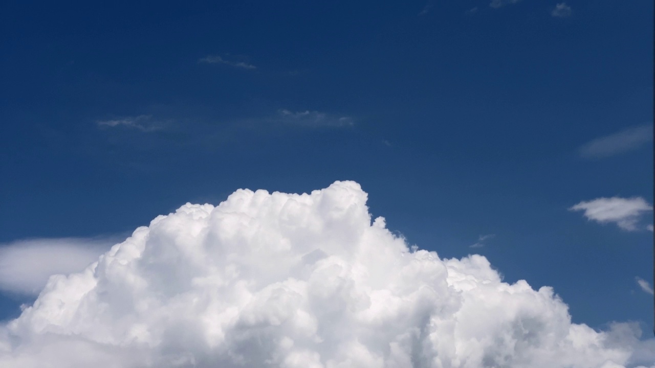 白色的积雨云在蓝色的天空中膨胀上升。间隔拍摄的镜头。Cloudscape,日本视频素材