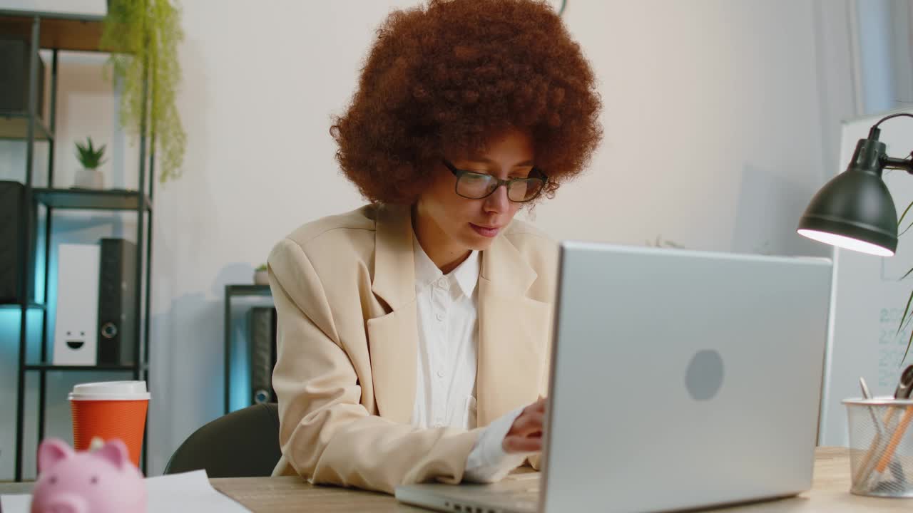 商务女性赢家工作浏览打字在办公室庆祝彩票中奖的好消息视频素材