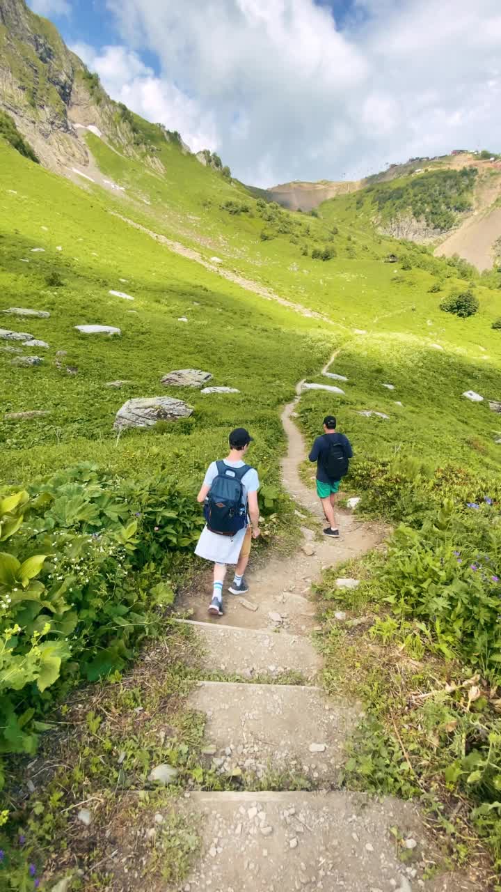 漫步山间，欣赏美景视频素材