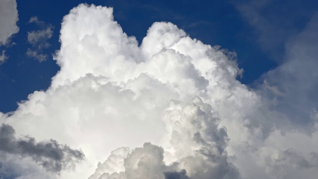 巨大的积雨云在空中爆炸的镜头。间隔拍摄的镜头。Cloudscape,日本视频素材