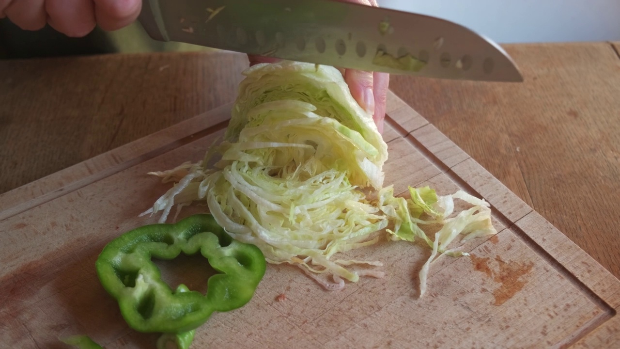 用4K慢动作烹饪切生菜和青椒蔬菜视频素材