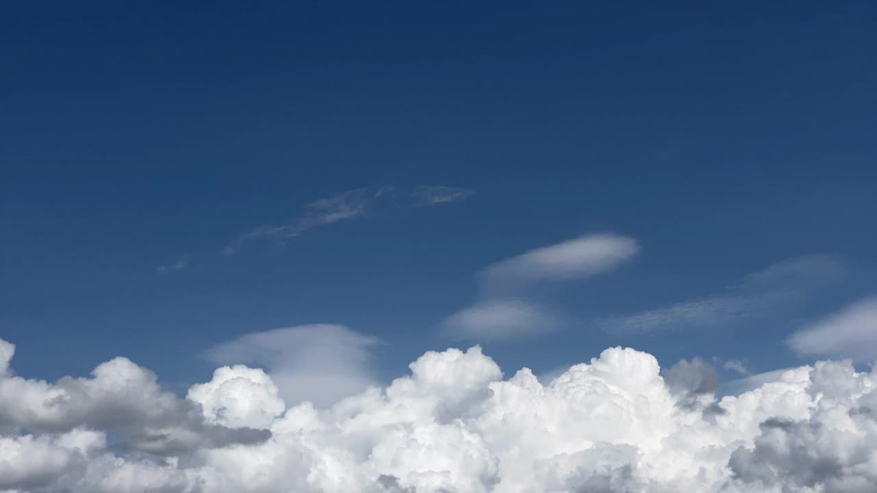 夏天的白云在蓝色的天空。积雨云。间隔拍摄的镜头。Cloudscape在日本视频素材