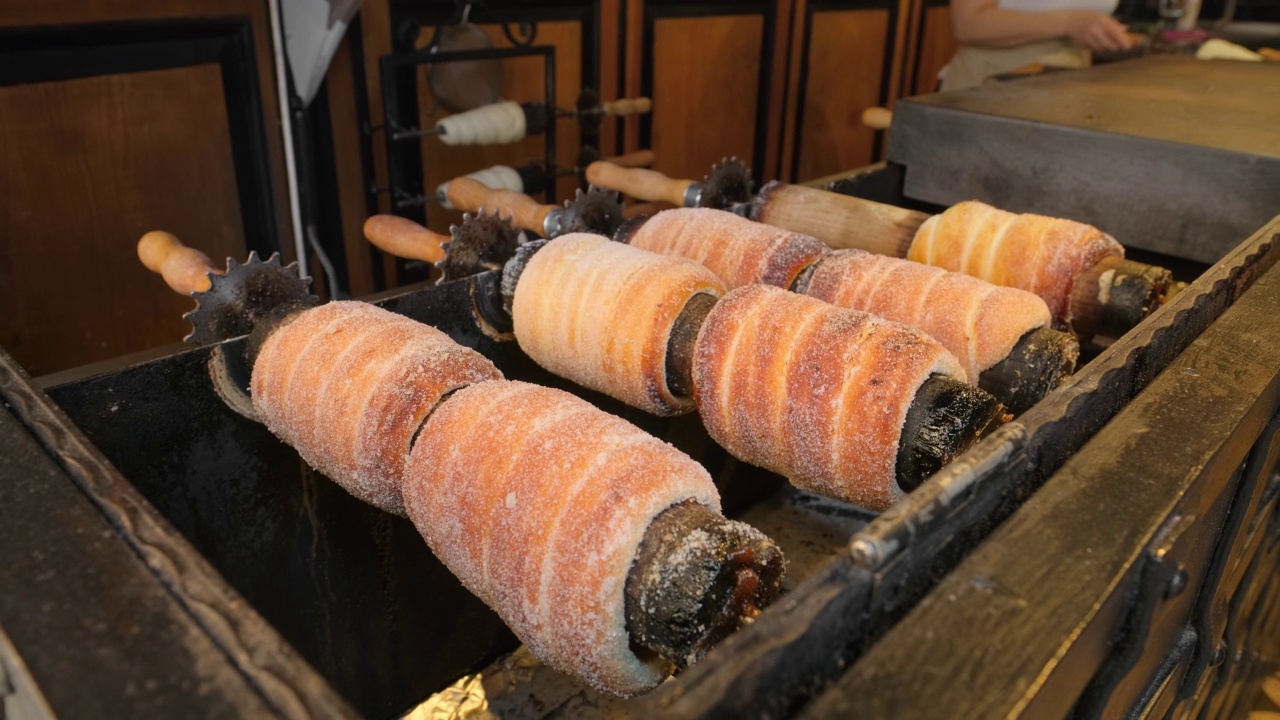 捷克布拉格街头市场上的传统捷克糕点Trdelnik。视频素材