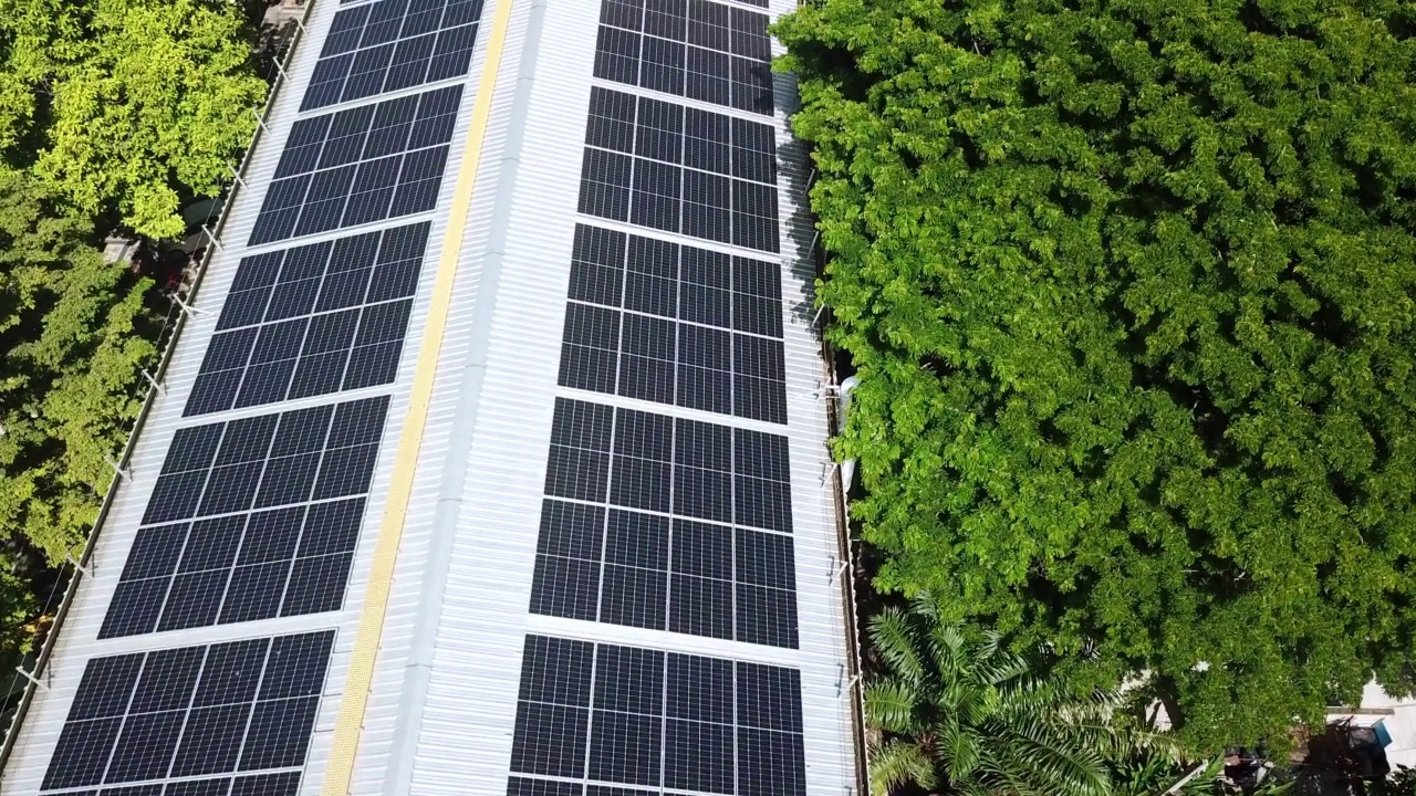 建筑屋顶的太阳能电池板光伏太阳能电池板吸收阳光作为能源来发电，创造可持续的能源视频素材