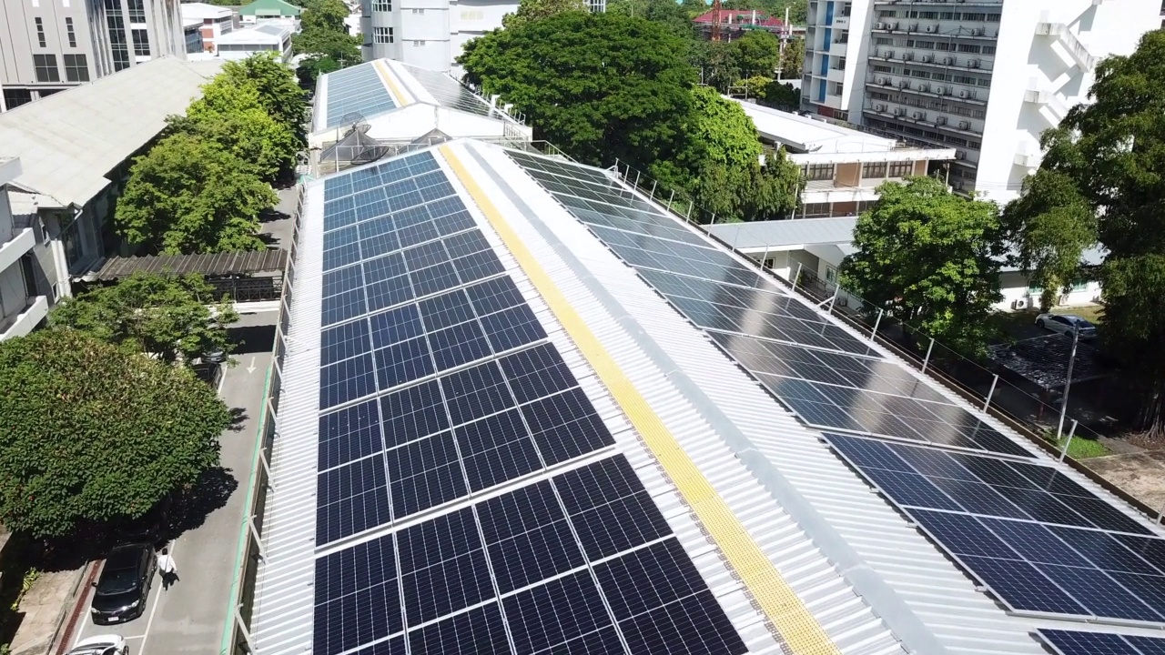 建筑屋顶的太阳能电池板光伏太阳能电池板吸收阳光作为能源来发电，创造可持续的能源视频素材